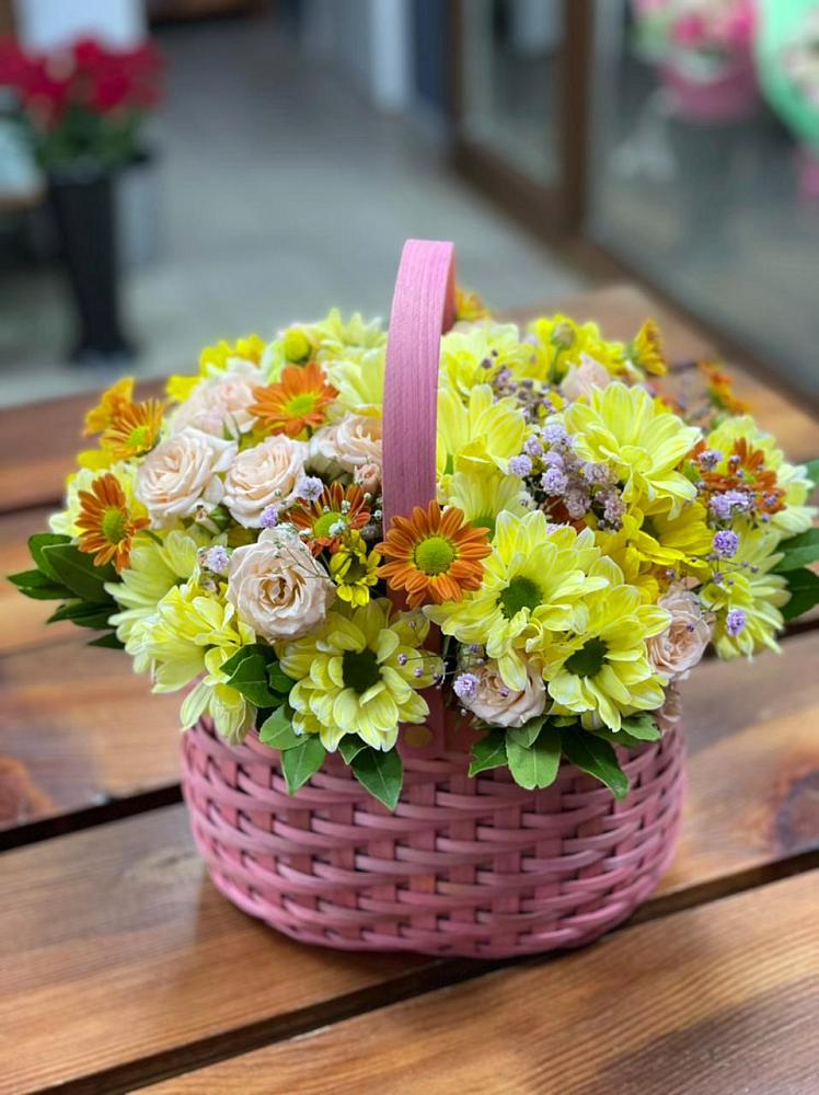 Цветочная композиция из Хризантемы и Розы в корзине в Тоцкое Второе