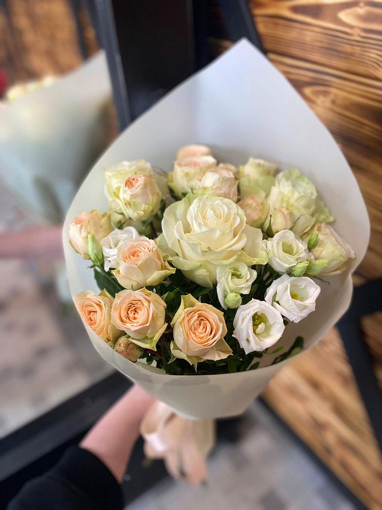 Букет цветов из: Розы и Лизиантусы в Тоцкое Второе